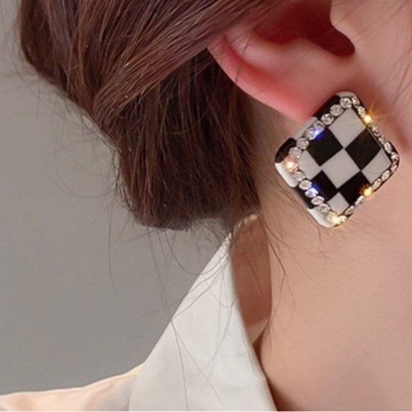 Checkered Rhinestone Stud Elegant and Sparkling Earrings - Picture 6 of 7